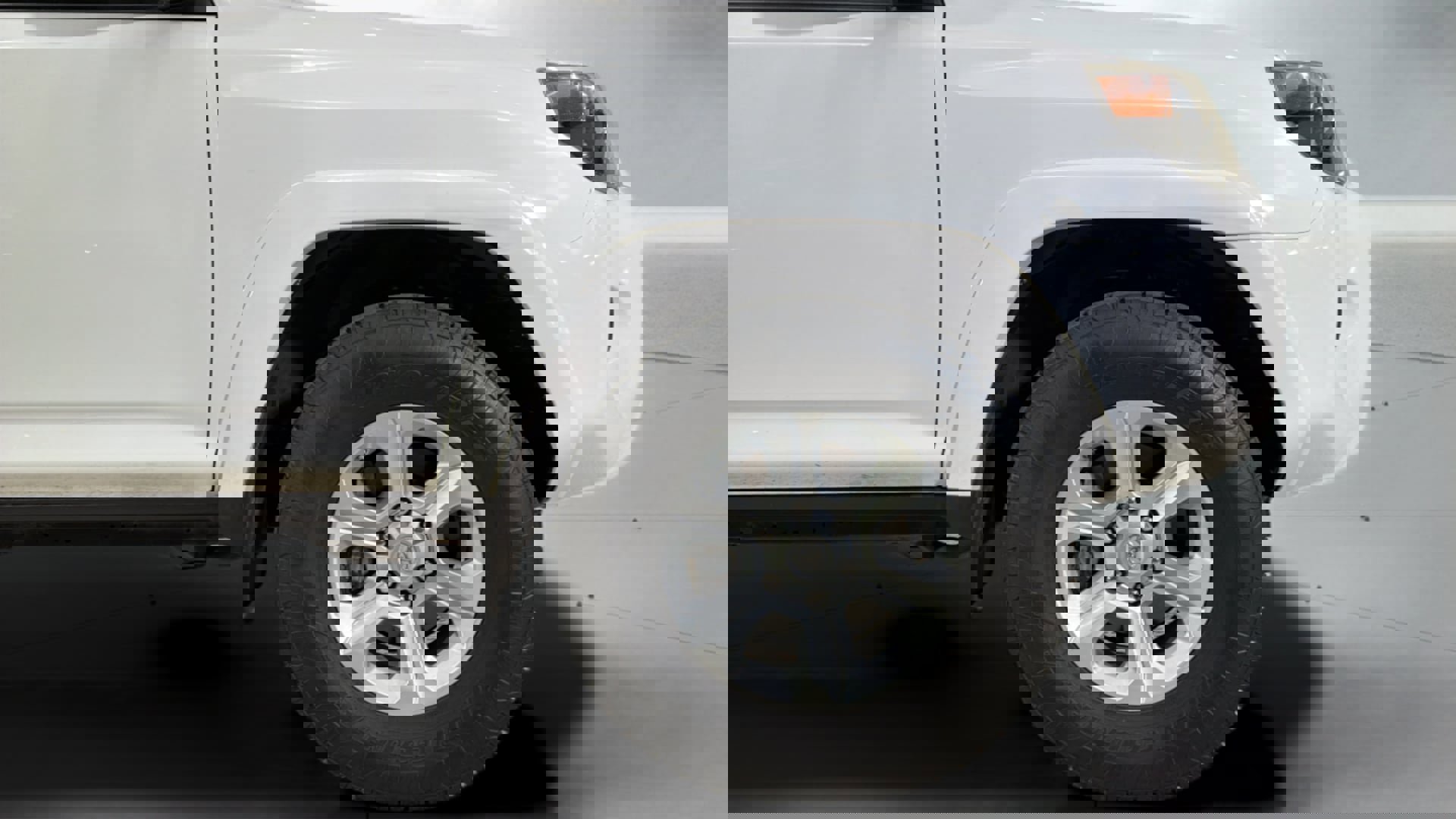 Used 2018 Toyota 4Runner SR5 AWD/4WD image 34