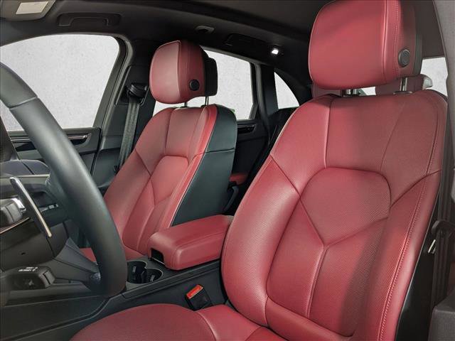Certified 2025 Porsche Macan image 5