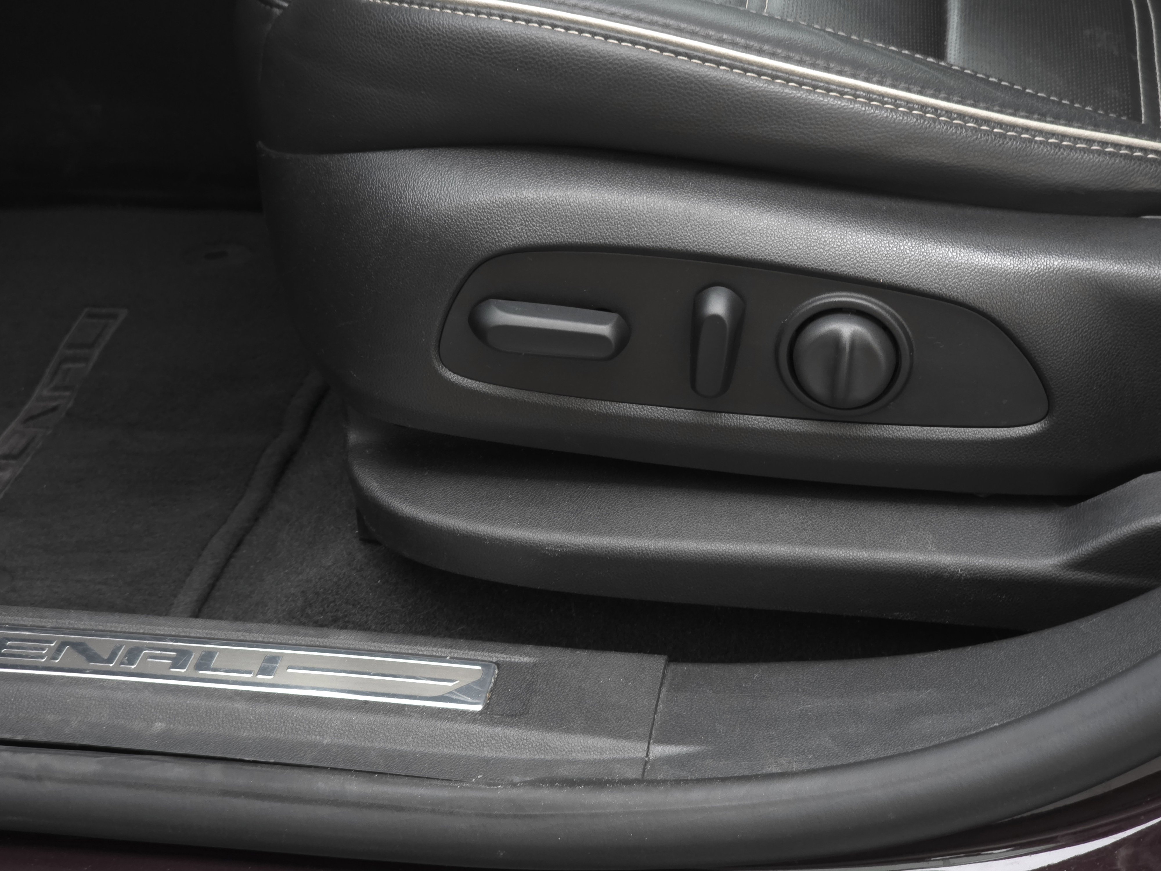 Used 2017 GMC Acadia Denali w/ Technology Package image 11