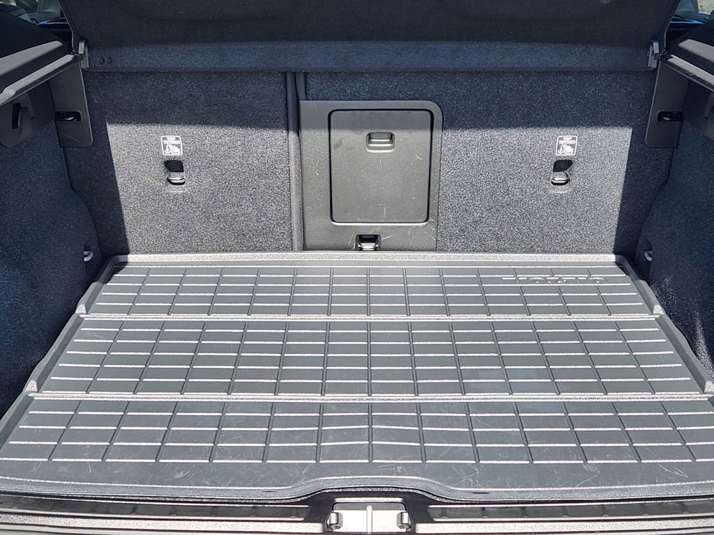 Used 2023 Volvo XC40 B5 Plus w/ Climate Package image 21