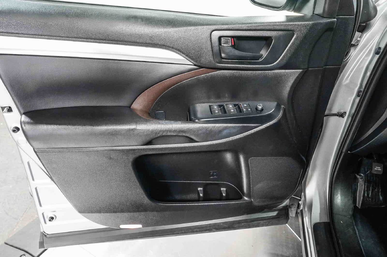 Certified 2019 Toyota Highlander Plus FWD image 22