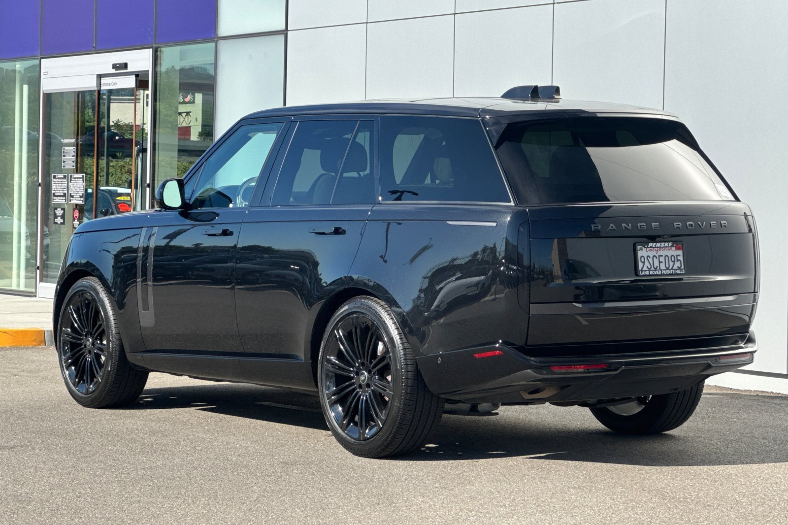 Certified 2025 Land Rover Range Rover SE AWD/4WD image 3