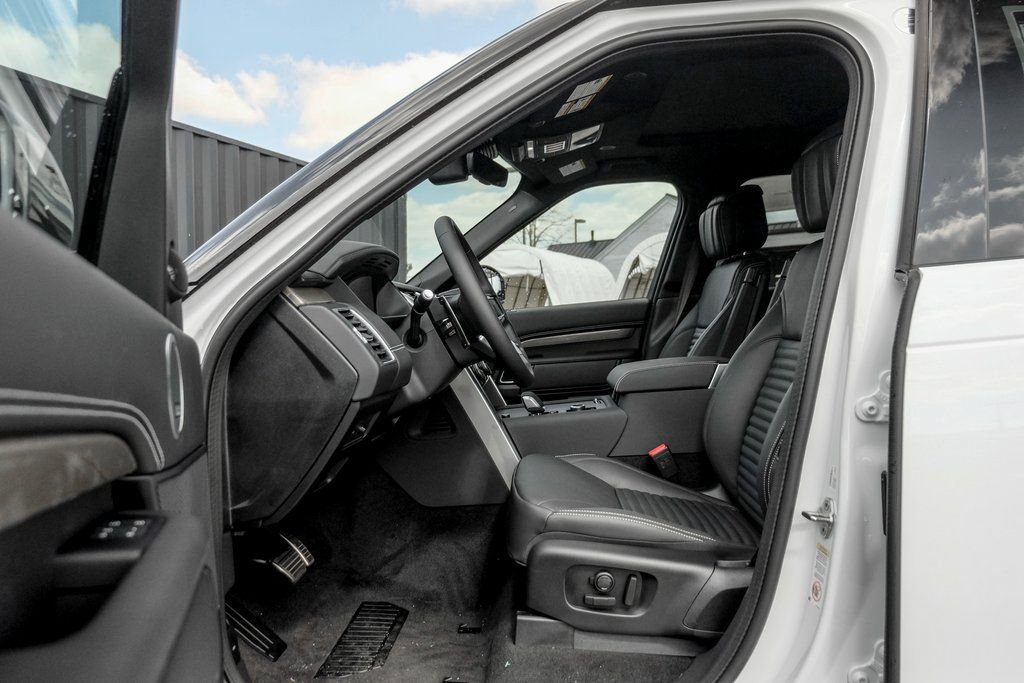Used 2025 Land Rover Discovery Metropolitan Edition AWD/4WD image 9