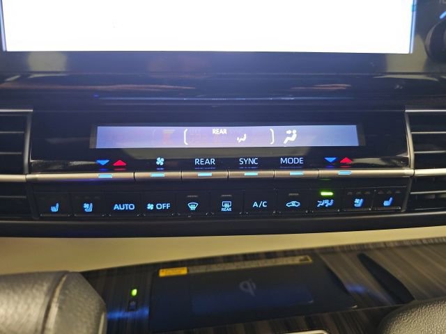 Used 2023 Toyota Sienna Platinum image 26