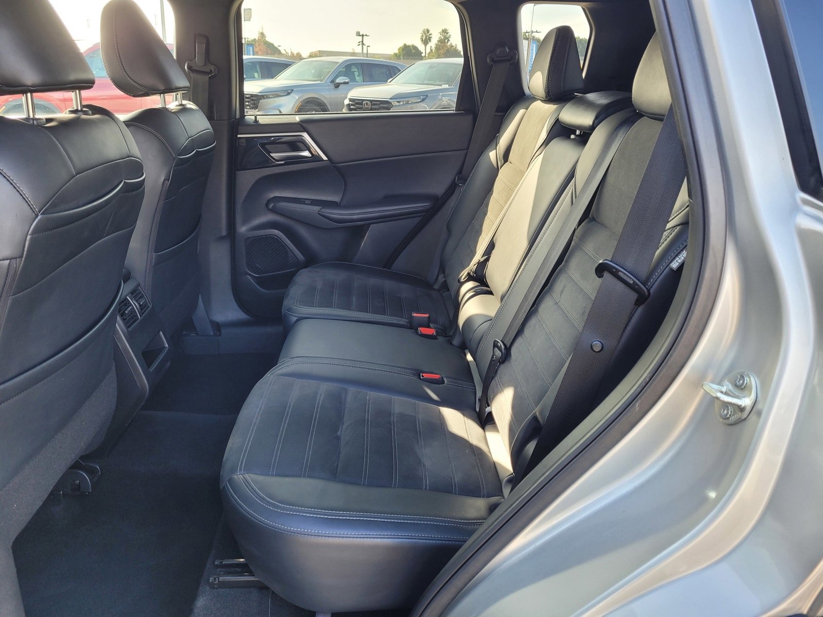 Used 2024 Mitsubishi Outlander SE image 13