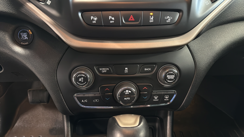 Used 2014 Jeep Cherokee Limited w/ Technology Group AWD/4WD image 25