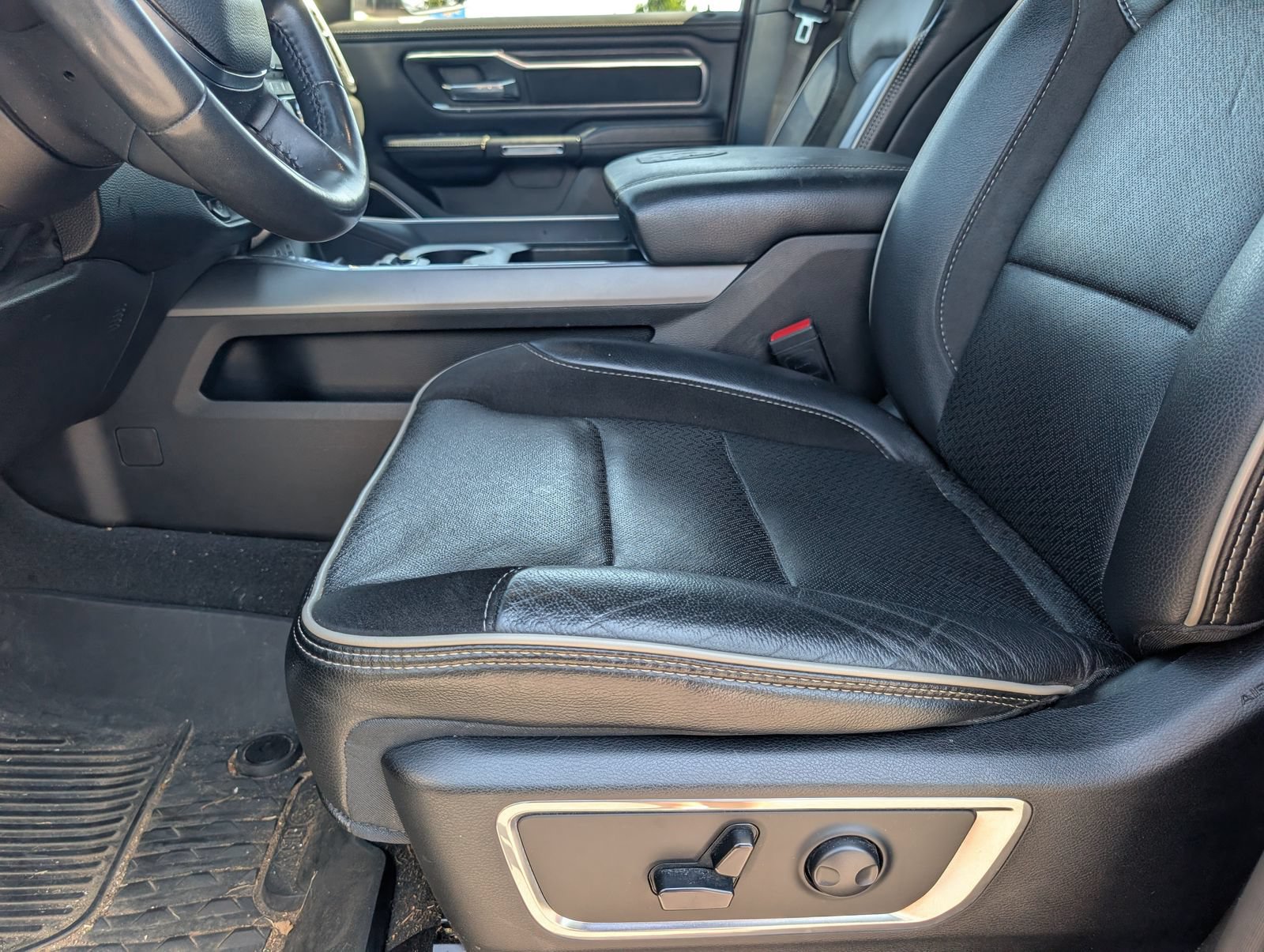 Used 2024 RAM 1500 Laramie AWD/4WD image 7