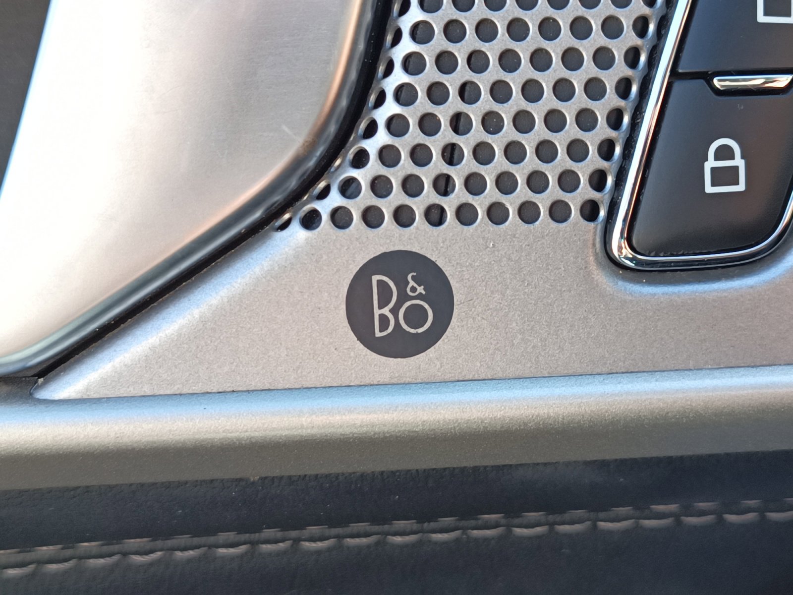 Used 2023 Ford Explorer Limited image 22