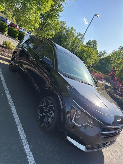Used 2023 Kia Niro SX Touring image 3