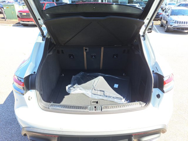 Certified 2025 Porsche Macan AWD/4WD image 15