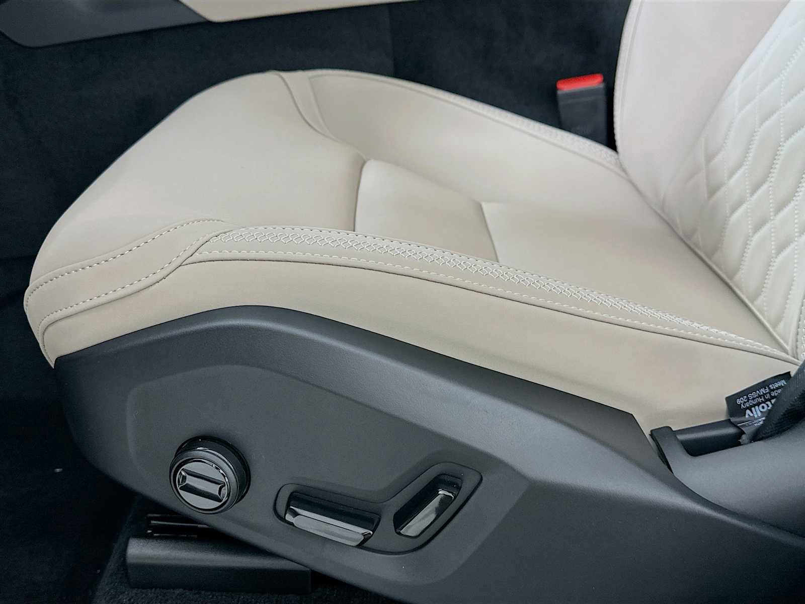 New 2026 Volvo XC90 B6 Plus w/ Protection Package Premier image 18