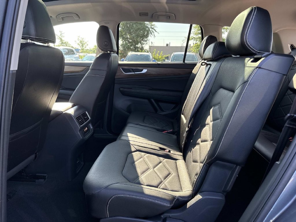 Used 2024 Volkswagen Atlas SE AWD/4WD image 11
