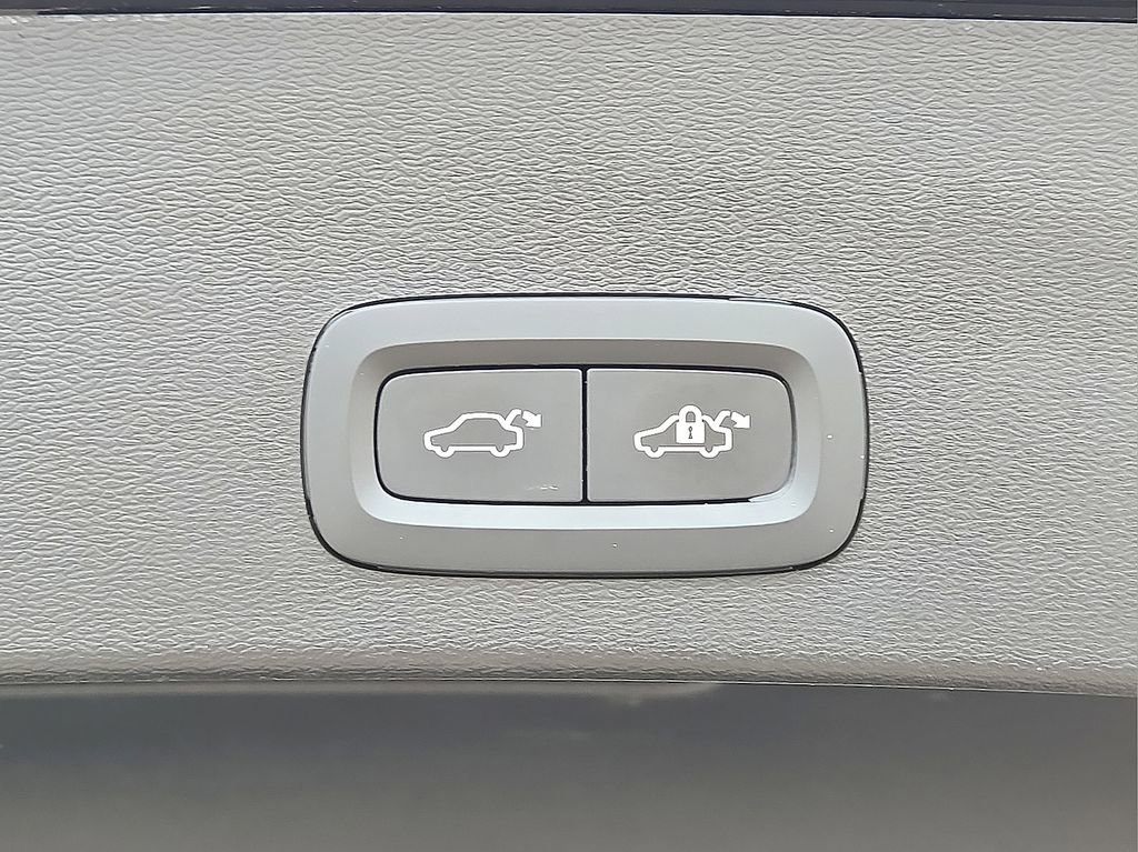 Used 2024 Volvo XC40 B5 Plus AWD/4WD image 14