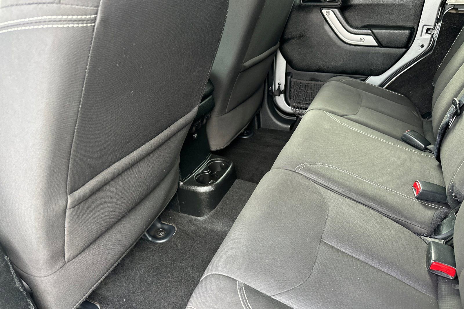 Used 2018 Jeep Wrangler Unlimited Rubicon w/ Connectivity Group AWD/4WD image 12