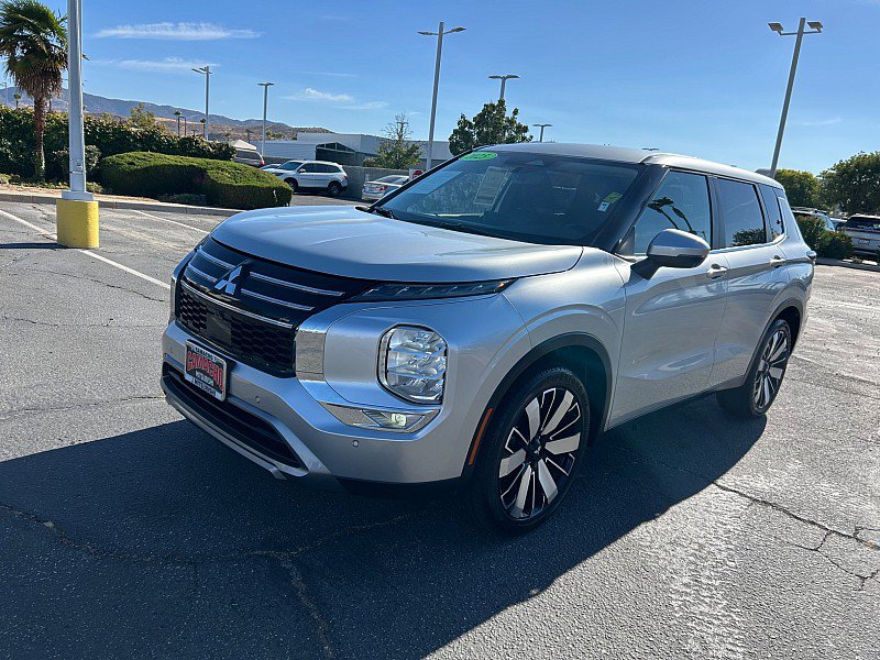Used 2025 Mitsubishi Outlander SE FWD image 3