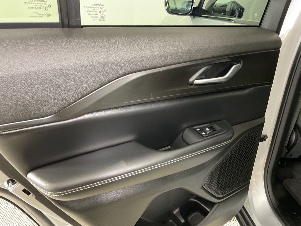Used 2023 Jeep Grand Cherokee Altitude image 19