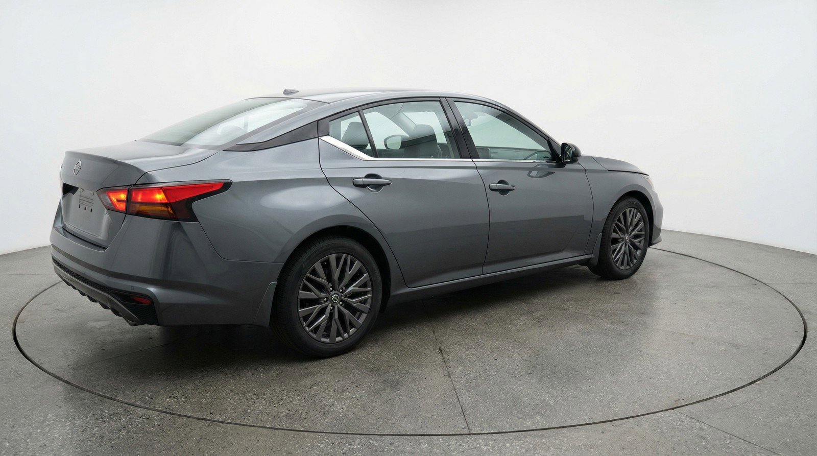 Used 2025 Nissan Altima 2.5 SV FWD image 9