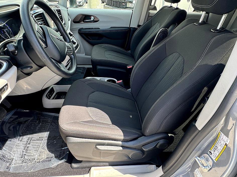 Used 2020 Chrysler Voyager L image 16