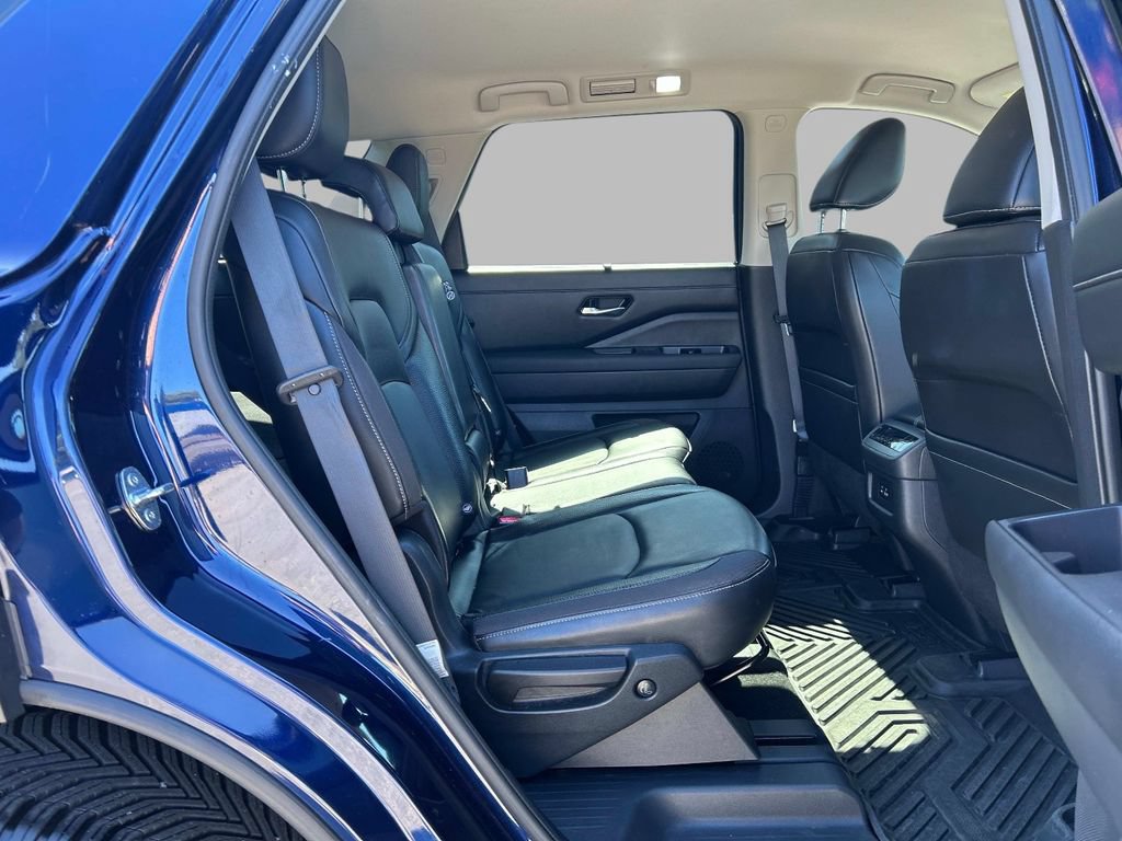 Used 2022 Nissan Pathfinder SL AWD/4WD image 16