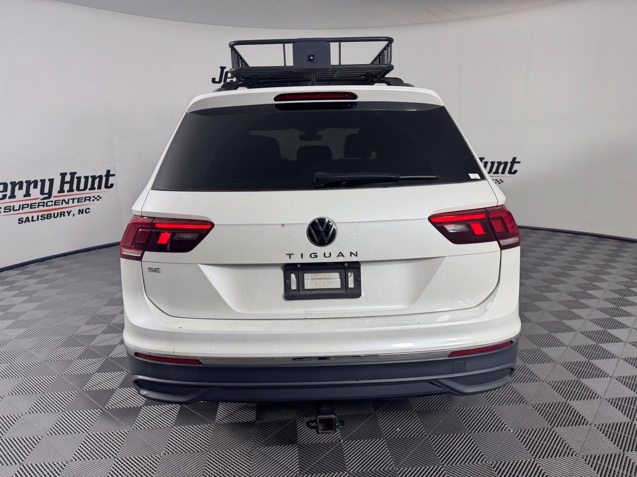 Used 2023 Volkswagen Tiguan SE w/ Panoramic Sunroof Package FWD image 8
