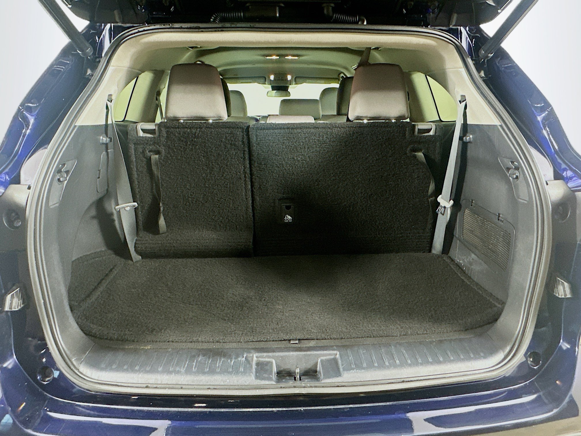 Used 2022 Toyota Highlander LE FWD image 29