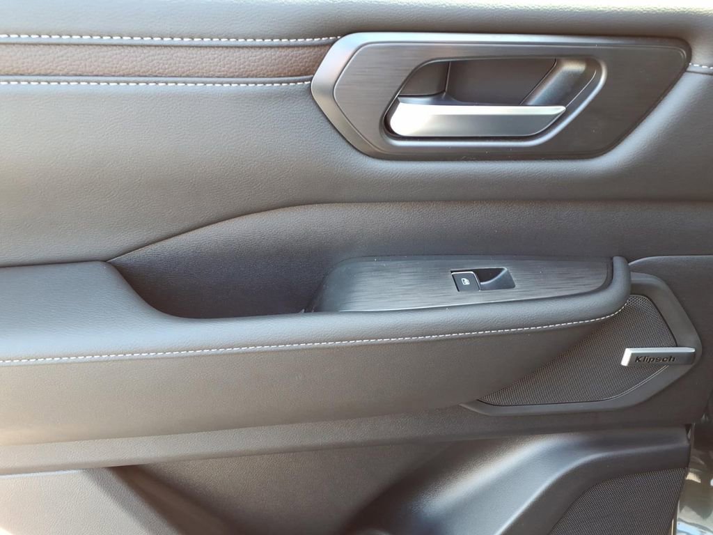 New 2026 Nissan Armada SL w/ Captain's Chari Seat Package image 9