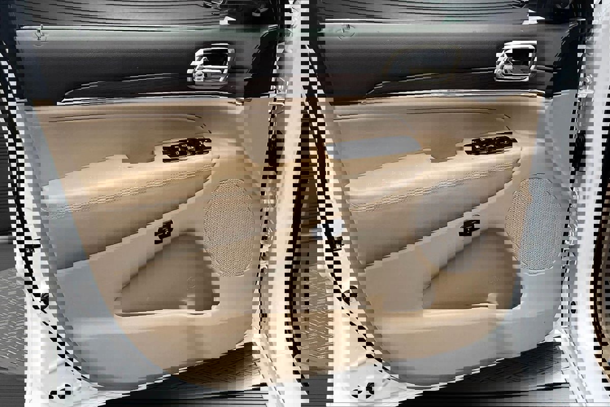 Used 2015 Jeep Grand Cherokee Overland image 19