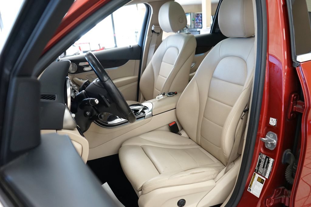 Used 2017 Mercedes-Benz GLC 300 4MATIC image 2