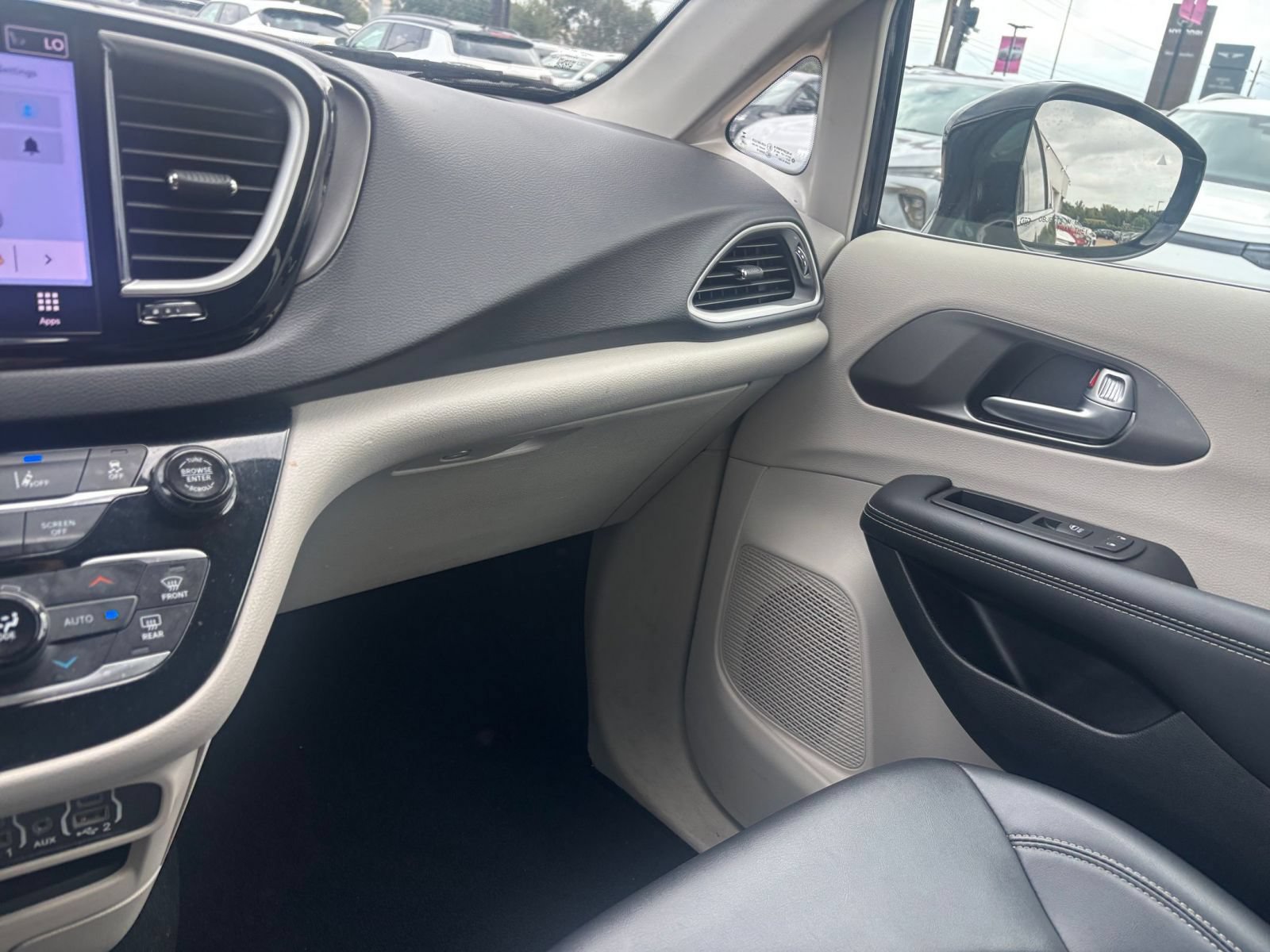 Used 2024 Chrysler Pacifica Touring-L FWD image 37