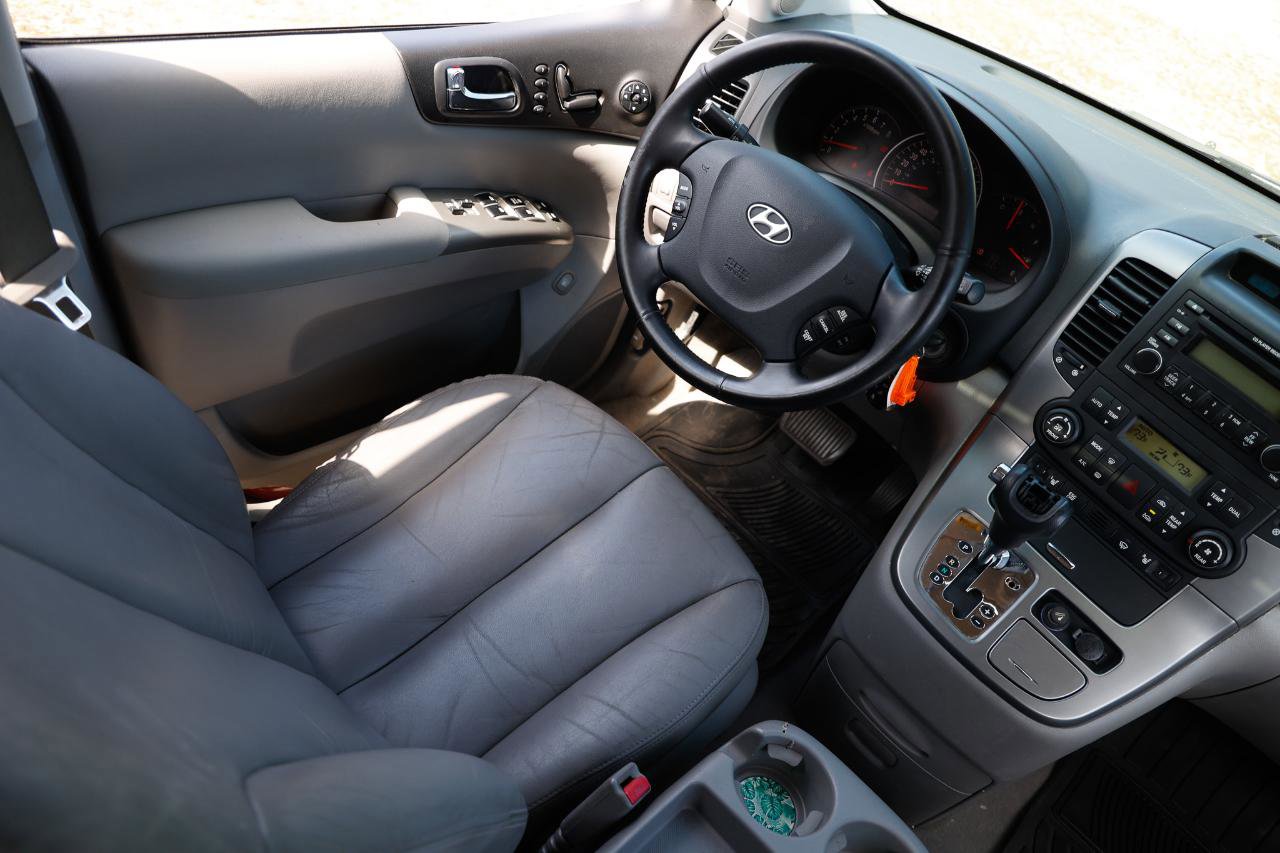 Used 2007 Hyundai Entourage Limited image 21