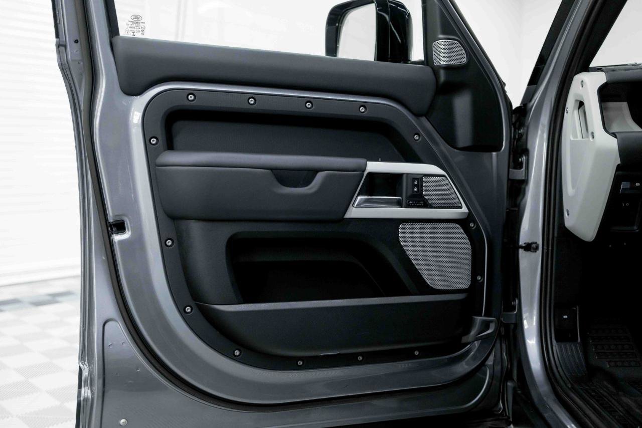 Used 2023 Land Rover Defender 130 SE image 38