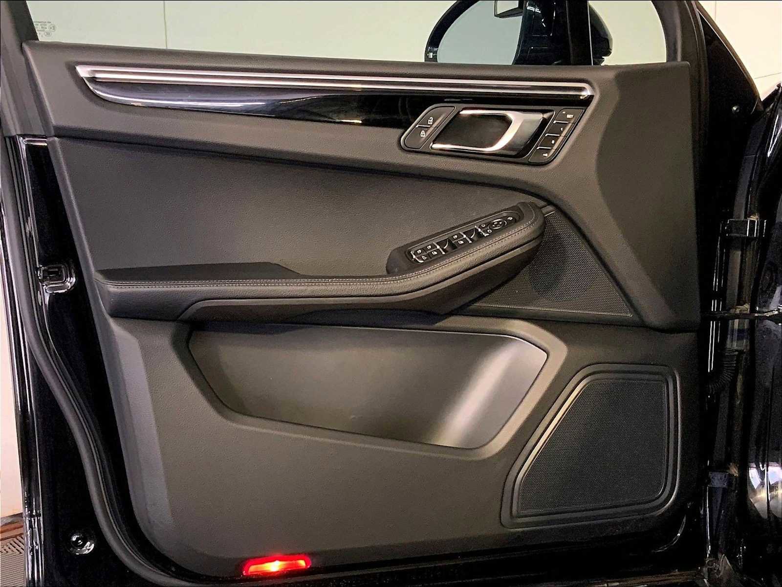 Certified 2023 Porsche Macan image 25