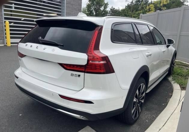 Used 2024 Volvo V60 B5 Cross Country Ultimate AWD/4WD image 3