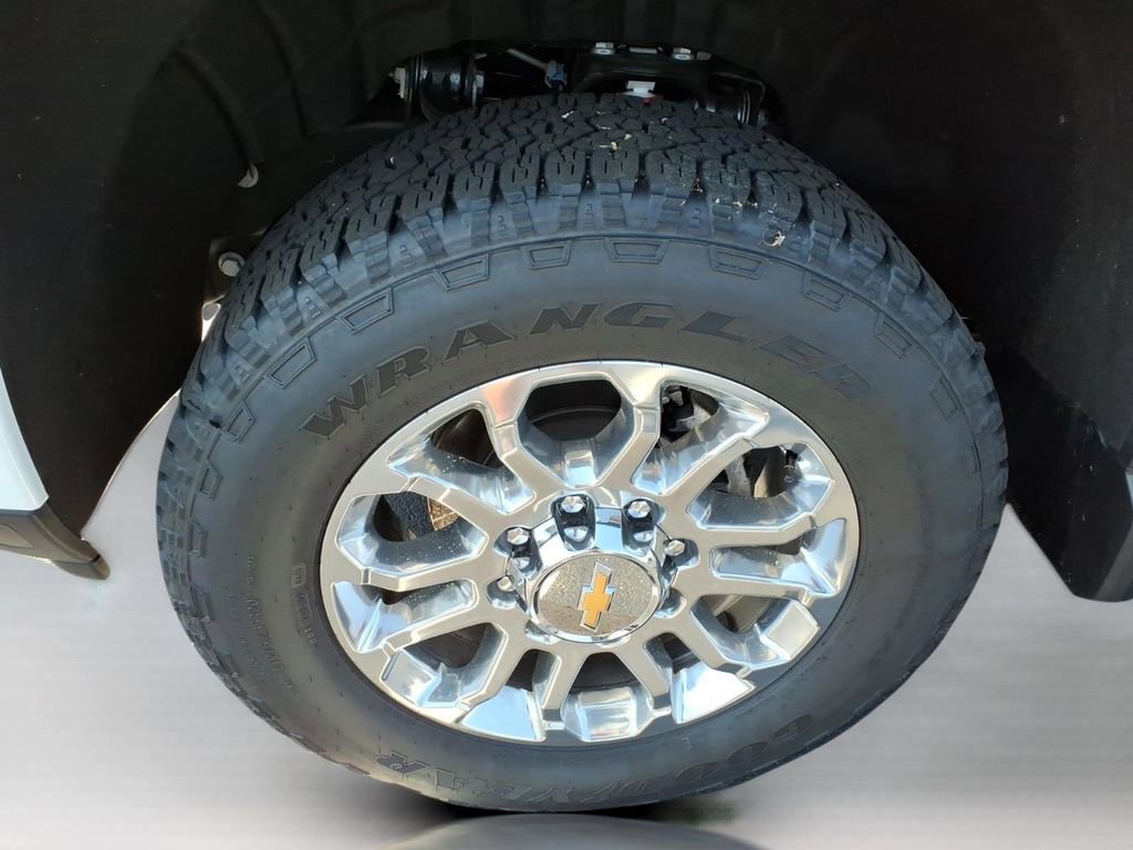 Used 2025 Chevrolet Silverado 2500 LT w/ Z71 Chrome Sport Edition image 8
