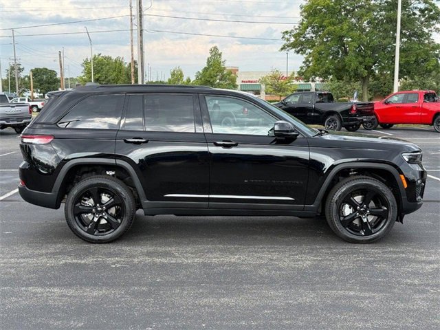 New 2025 Jeep Grand Cherokee Limited w/ Black Appearance Package image 2