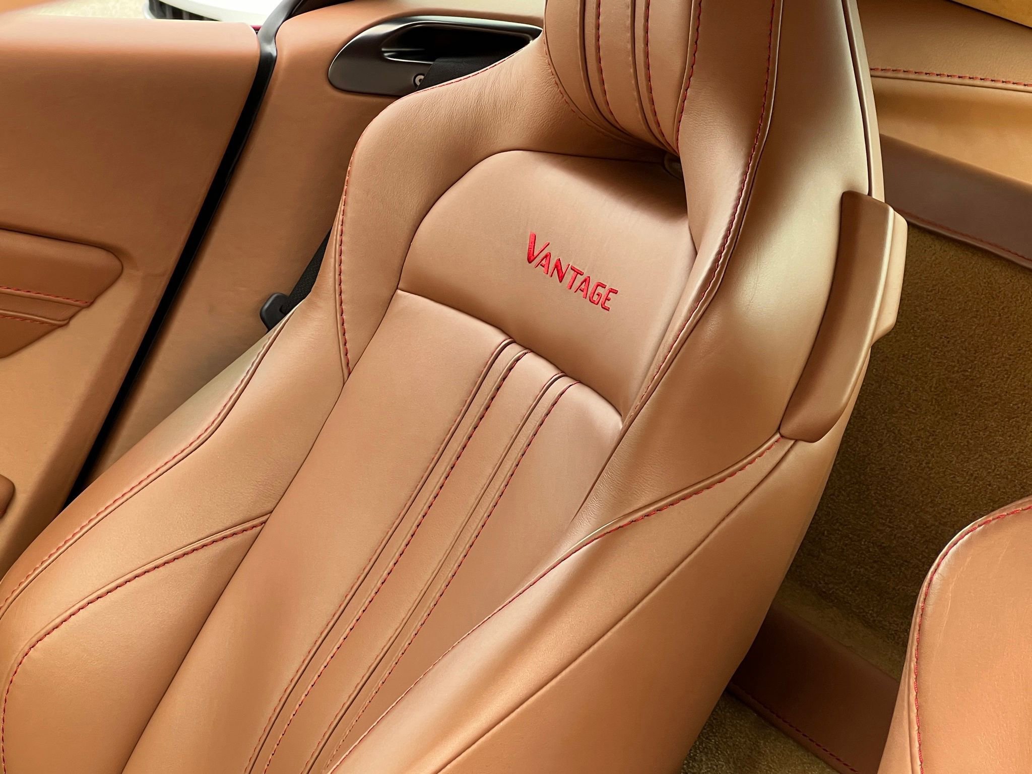 Used 2019 Aston Martin V8 Vantage Coupe RWD image 34