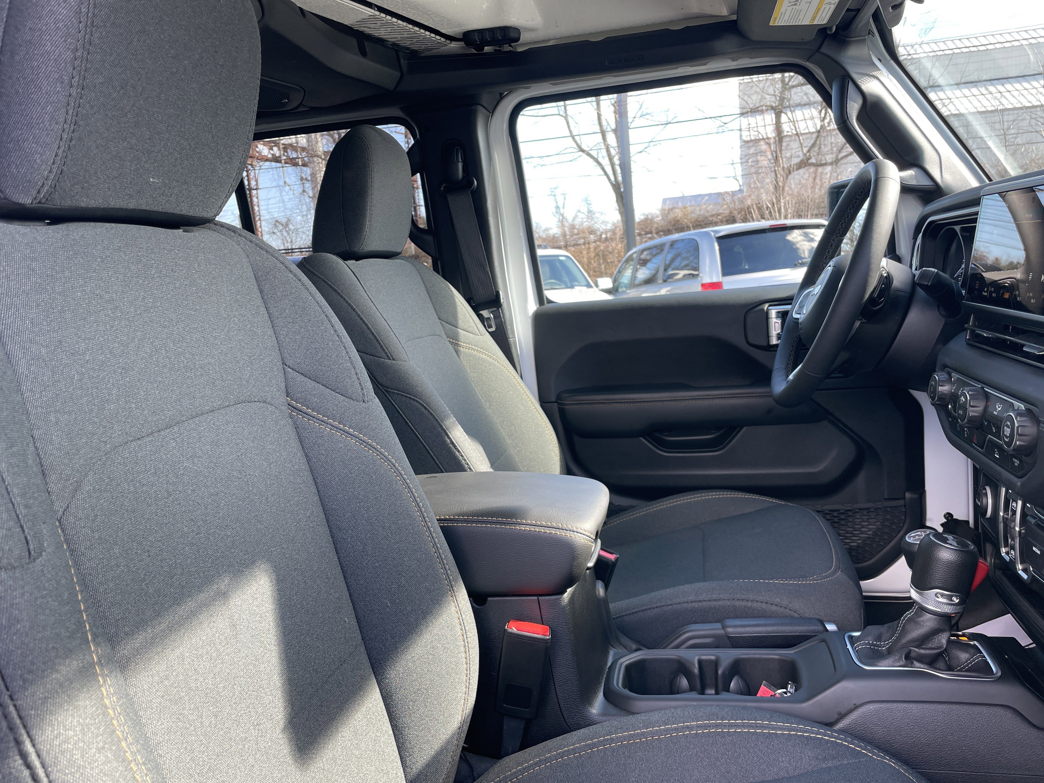 Used 2025 Jeep Wrangler Sahara image 12