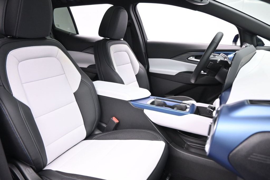 New 2026 Chevrolet Equinox EV LT w/ LPO, Blackout Package AWD/4WD image 40
