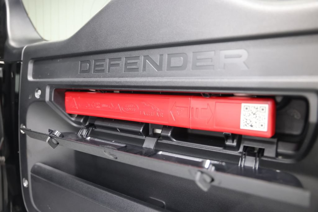 Used 2023 Land Rover Defender 130 SE AWD/4WD image 15