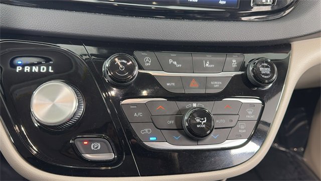 Used 2023 Chrysler Pacifica Touring-L image 29