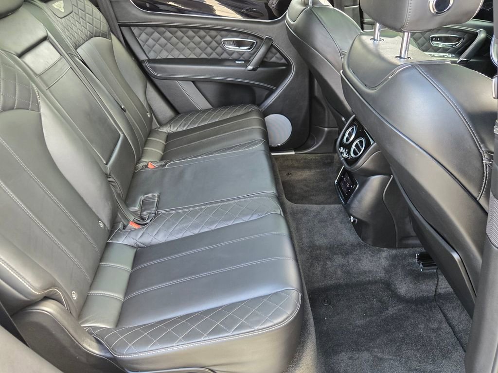 Used 2018 Bentley Bentayga image 17