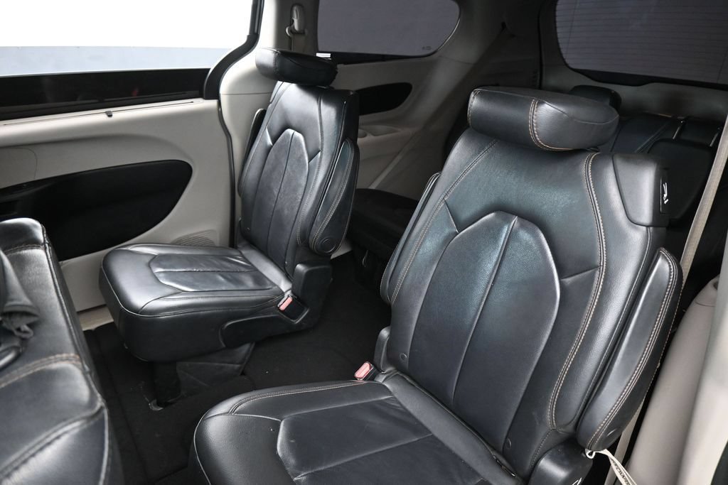 Used 2017 Chrysler Pacifica Touring-L FWD image 33