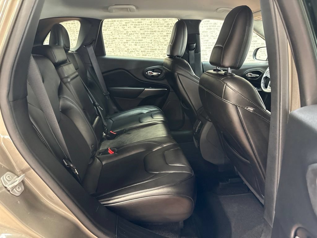Used 2019 Jeep Cherokee Latitude Plus w/ Comfort/Convenience Group FWD image 12