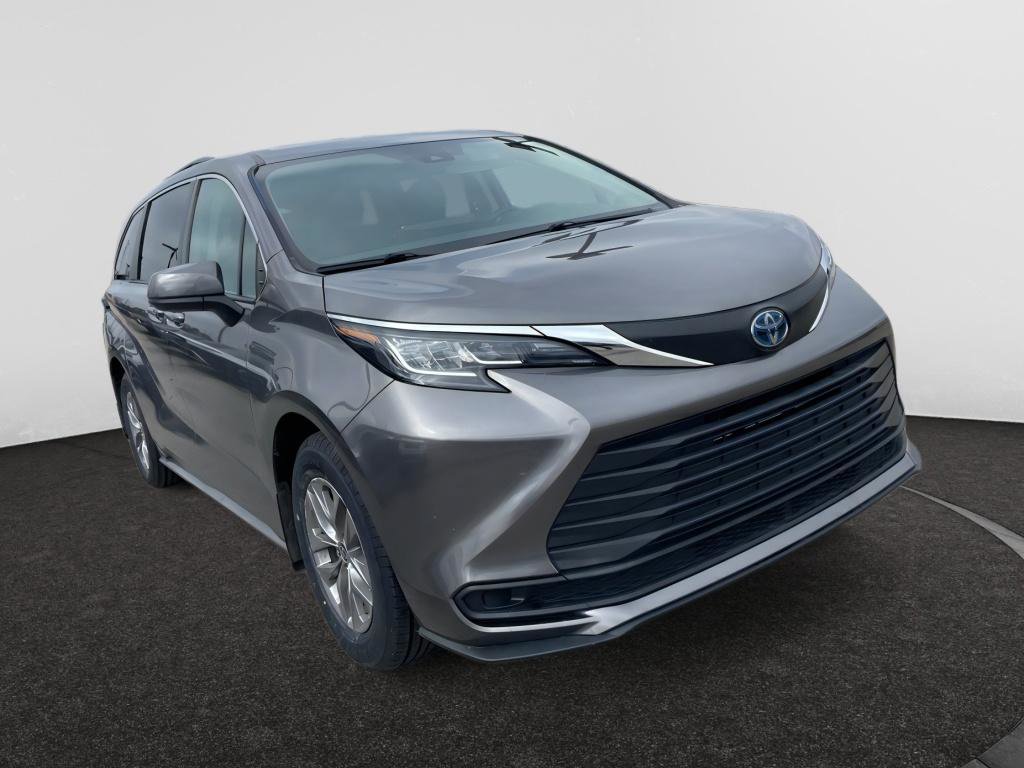 Used 2022 Toyota Sienna LE image 3
