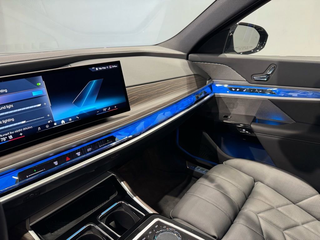 Used 2025 BMW 760i xDrive image 33