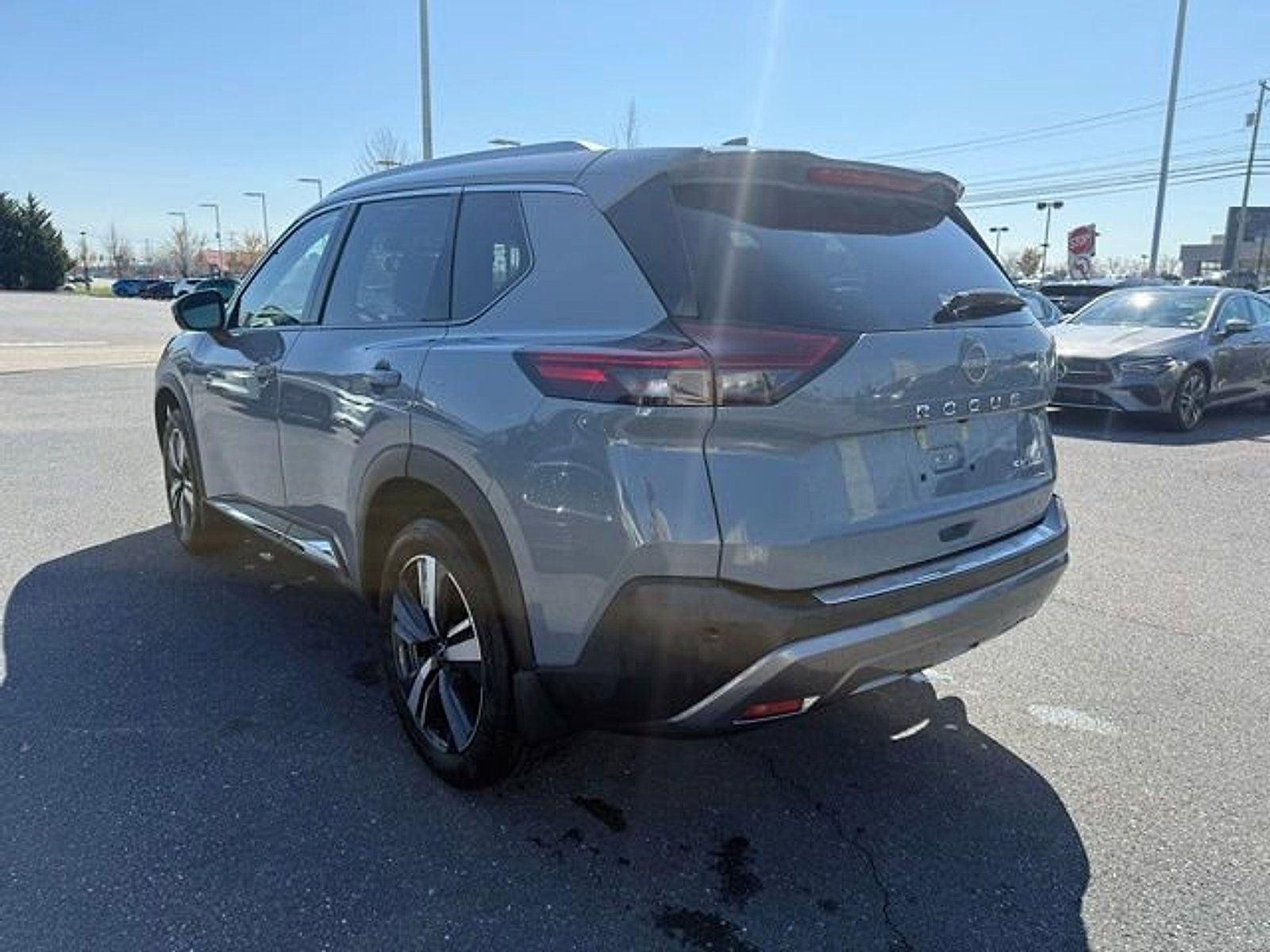 Used 2023 Nissan Rogue SL AWD/4WD image 9