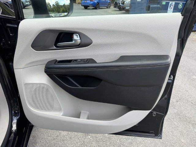 Used 2023 Chrysler Pacifica Touring-L FWD image 10