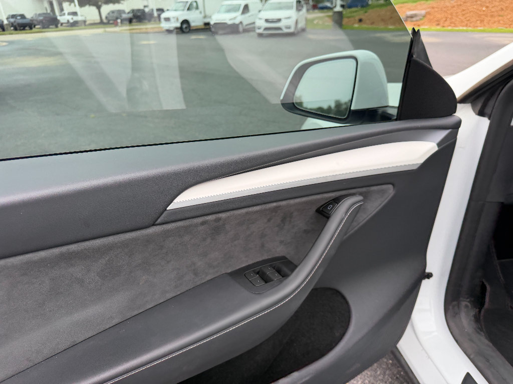 Used 2024 Tesla Model Y Long Range AWD/4WD image 40