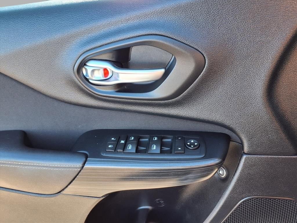 Used 2016 Jeep Cherokee Sport image 16