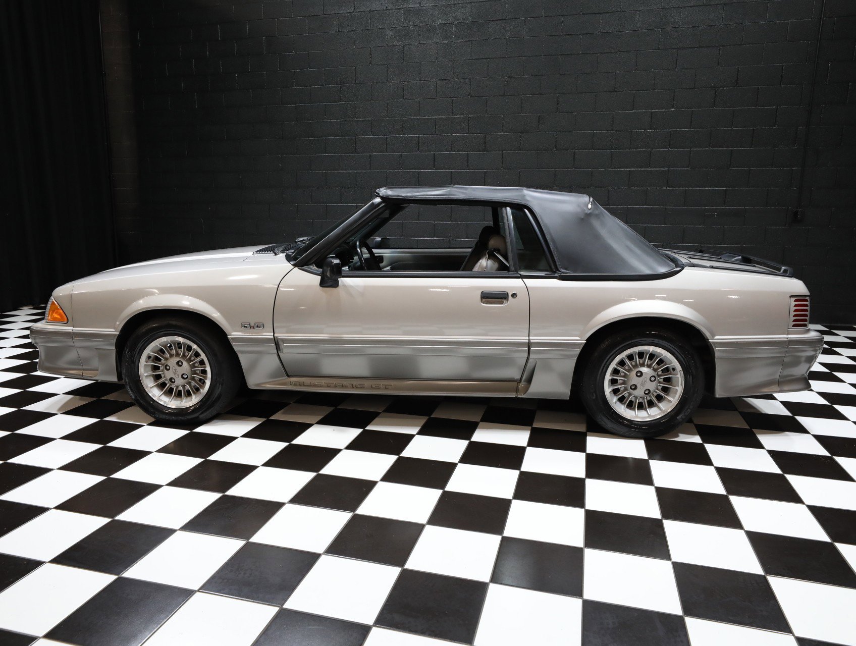 Used 1990 Ford Mustang GT image 7